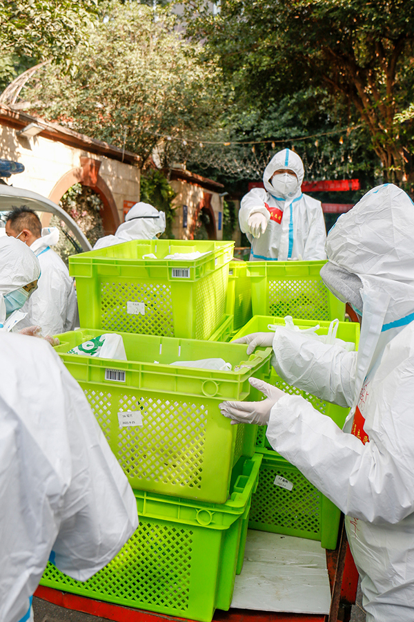 防疫有序|成都市锦江区:蔬菜鲜、奶茶甜 居家抗“疫”心不慌_fororder_叮咚买菜工作人员正在为居民配送蔬菜-(1)