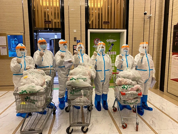 防疫有序|成都市锦江区:蔬菜鲜、奶茶甜 居家抗“疫”心不慌_fororder_叮咚买菜工作人员正在为居民配送蔬菜-(3)