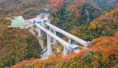 （中首）奋战近9年 成兰铁路跃龙门隧道左线贯通