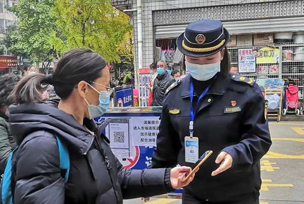 防疫有序|战“疫”党员冲锋在前 扎实做好疫情防控和城市管理工作_fororder_谢冬梅协助配合社区核酸检测-供图-成都市城管委