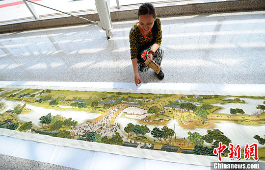 Lanzhou woman 4 years embroider 22 meters long 
