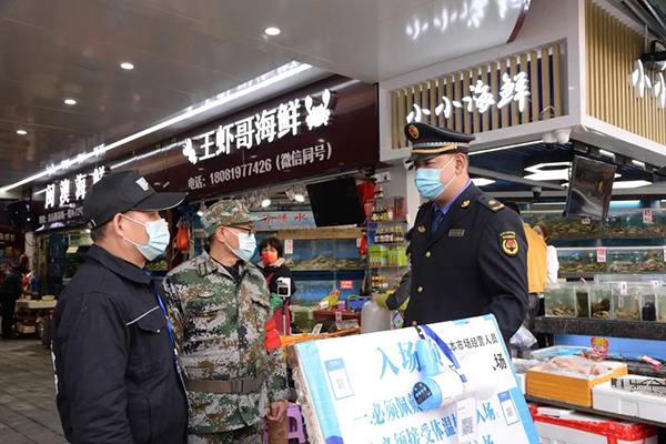 防疫有序|战“疫”党员冲锋在前 扎实做好疫情防控和城市管理工作_fororder_赵洋在防疫现场指挥-供图-成都市城管委