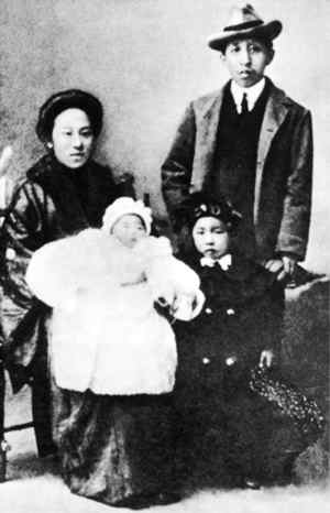 1908年廖仲恺与何香凝及子女合影
