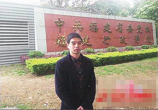 男子冒充干部秀与省厅级领导合照 有媒体为其发稿