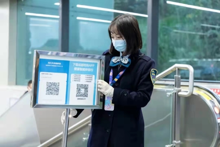 (转载)背着40斤消毒水,他们在地铁站日行上万步……