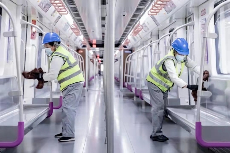 (转载)背着40斤消毒水,他们在地铁站日行上万步……