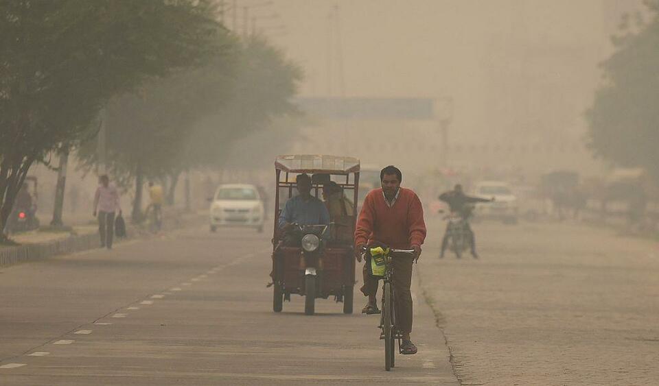 当地时间11日,印度新德里的空气质量重新回到"重度污染"水平,天空被