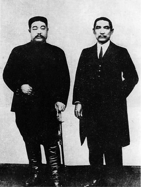 1912年4月10日，孙中山访问武汉期间与黎元洪合影