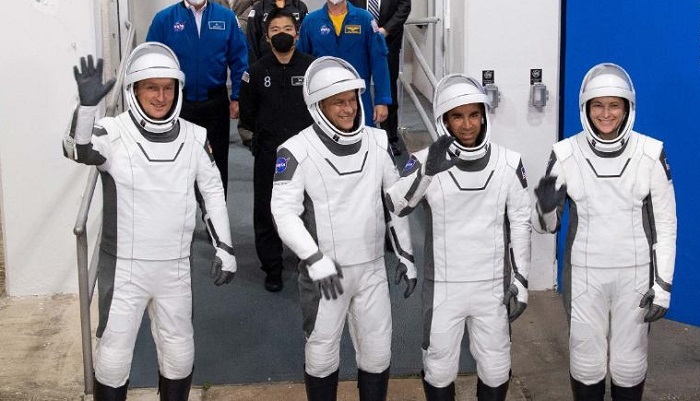 美国“龙”飞船将四名宇航员送上国际空间站_fororder_美国“龙”飞船将四名宇航员送上国际空间站