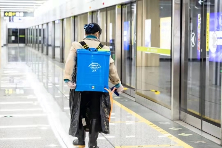 (转载)背着40斤消毒水,他们在地铁站日行上万步……