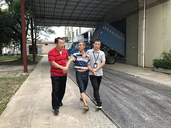 男婴被拐19年后找到亲人 面对父母&quot;有些不适应&quot;