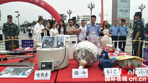 图片默认标题_fororder_民警为现场学生讲解毒品的危害--摄影-张景轩