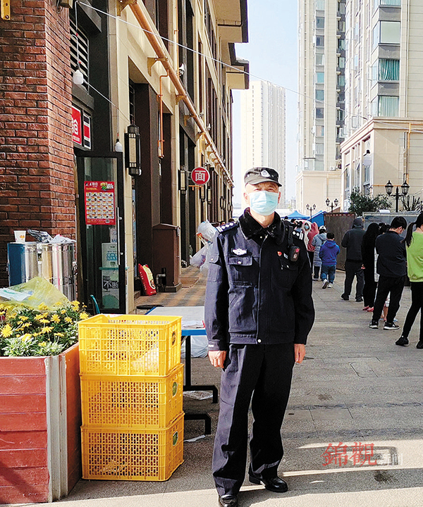 (转载)退休民警彪大爷: 一脱下警服就换上红马甲 从民警到志愿者无缝衔接_fororder_cdrb_2_20150307920048-221d-401f-b5fa-627b1aecfdf5