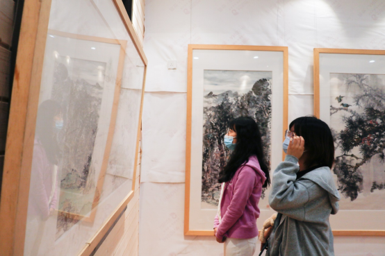 【教育频道】京广艺术家交流画展在广州新华学院霖霖书院举办