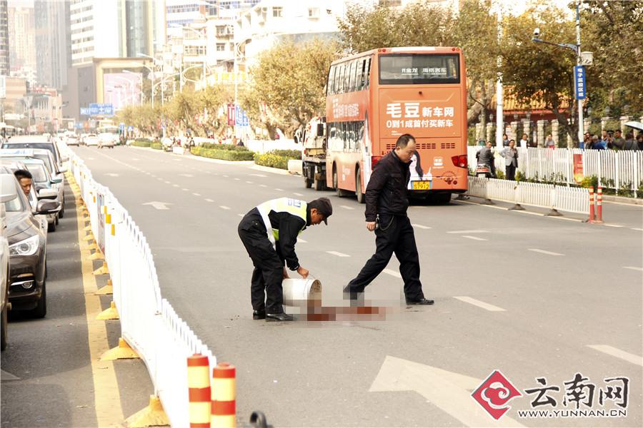 昆明一男子骑共享单车与公交车相撞身亡
