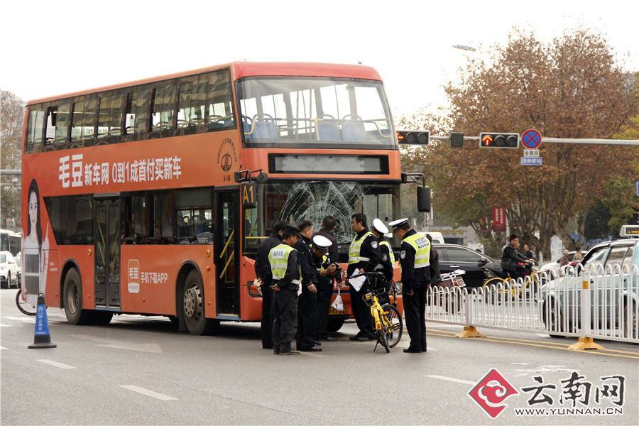 昆明一男子骑共享单车与公交车相撞身亡