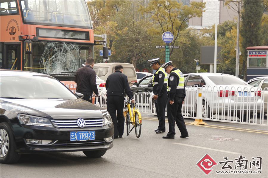 昆明一男子骑共享单车与公交车相撞身亡