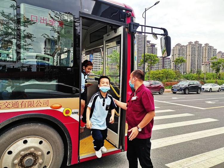 南宁白马公交推出“社区至学校”定制专线