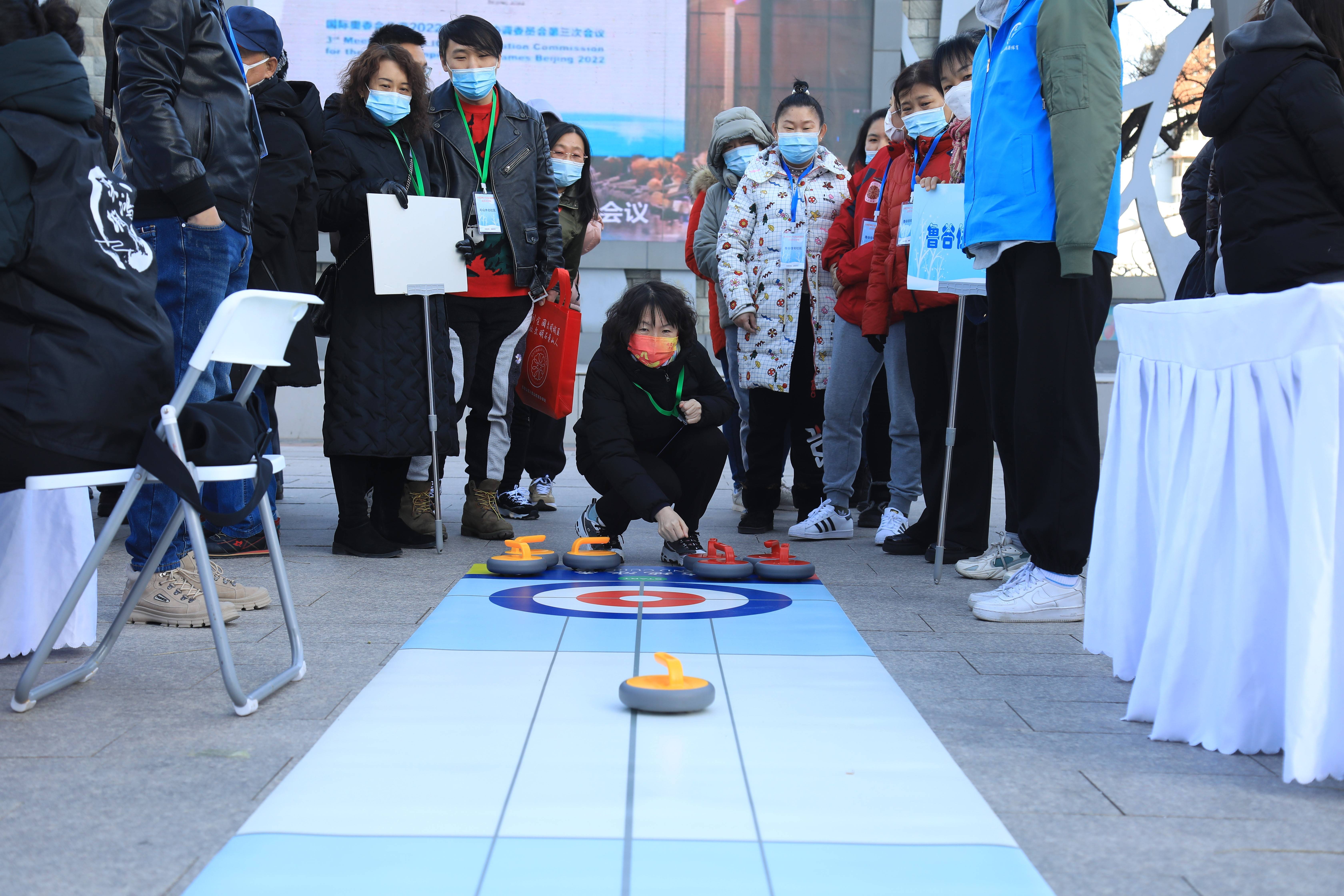 家门口体验"冬奥会"北京街道举行陆地冰球友谊赛