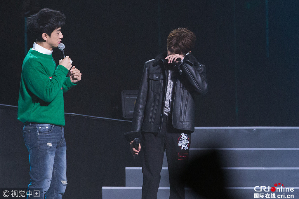 王源17岁生日会献歌妈妈当场落泪 TFboys感动合体-国际在线