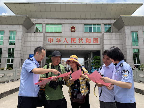 防城港东兴：为出入境旅客开展中越双语禁毒宣传
