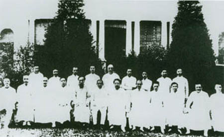 1916年6月，孙中山在上海与部分国会议员合影。
