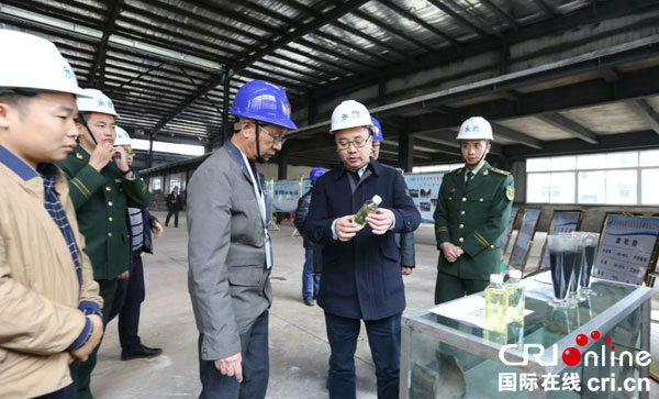 图片默认标题_fororder_县长黄修国查看生态柴油成品样品