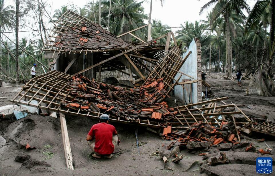 印尼塞梅鲁火山再次喷发 已致15人死亡