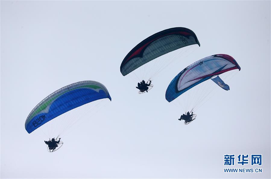 张家界天门山动力伞特技国际大师赛开赛 张家界天门山动力伞特技国际大师赛开赛