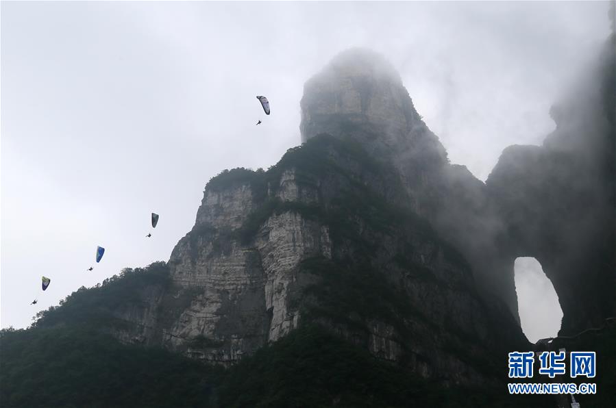 张家界天门山动力伞特技国际大师赛开赛 张家界天门山动力伞特技国际大师赛开赛