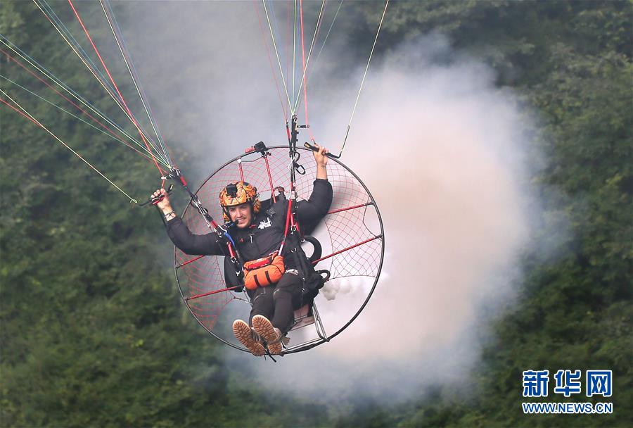 张家界天门山动力伞特技国际大师赛开赛 张家界天门山动力伞特技国际大师赛开赛