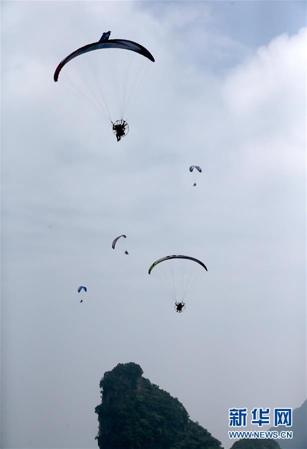 张家界天门山动力伞特技国际大师赛开赛 张家界天门山动力伞特技国际大师赛开赛