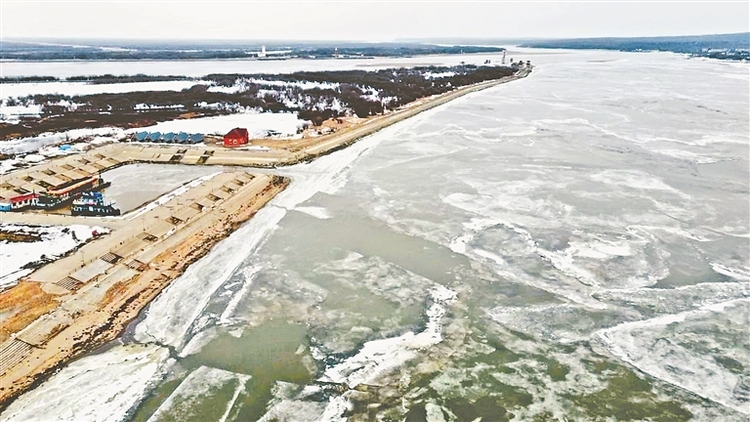 中俄两大界江全线进入“流冰期” 边境民警加强巡查