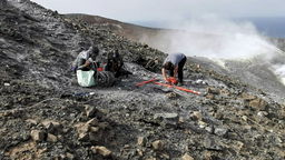 大量有害气体逸出 意大利一火山岛250名居民被转移安置