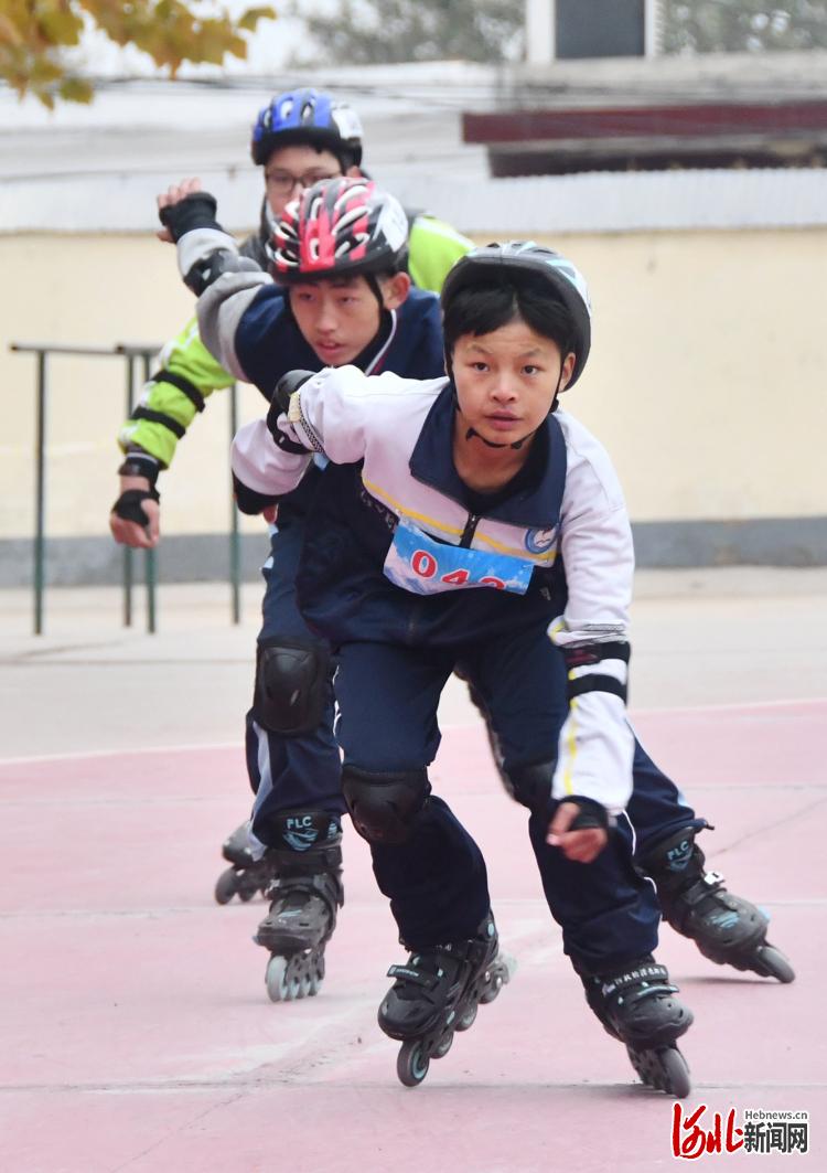 河北邯郸永年区：轮滑少年冲冲冲