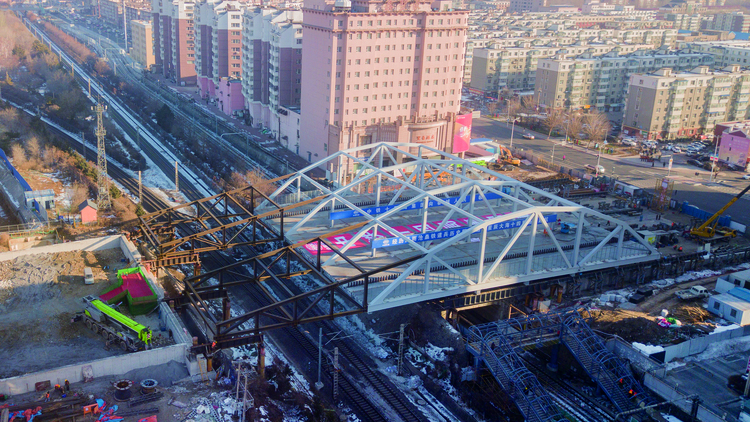 长春市西安桥改造工程项目新建桥已进入顶推施工阶段