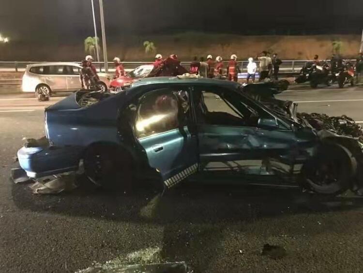 马来西亚一高速公路上两车相撞 致3死3伤
