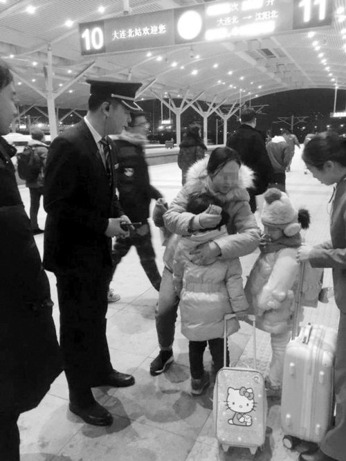 粗心妈妈下车接电话 发车了 孩子还在车上