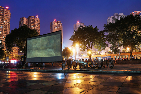 图片默认标题_fororder_华蓥市的公益电影放映队在华蓥山广场给市民放映故事片《湄公河行动》