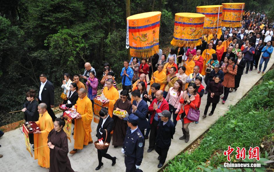 4月12日,成都蒲江县石象寺举行法会,恭请释迦摩尼佛佛骨真身舍利回寺