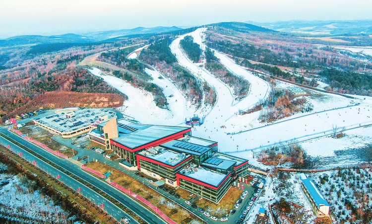 吉林省内各大滑雪场陆续“开板”迎客