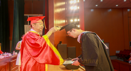 【河南供稿】漯河医专举行本科生毕业典礼 49名学生获医学学士学位