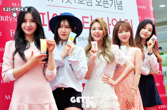 4月12日,韩国女子组合FIESTAR(曹璐、金珍熙、林敏智、金惠美、李礼智)在首尔大学路参加了某品牌化妆品举行的宣传活动。记者 崔恩熙 译-韩双运 版权所有GET IT K 未经授权,禁止转载