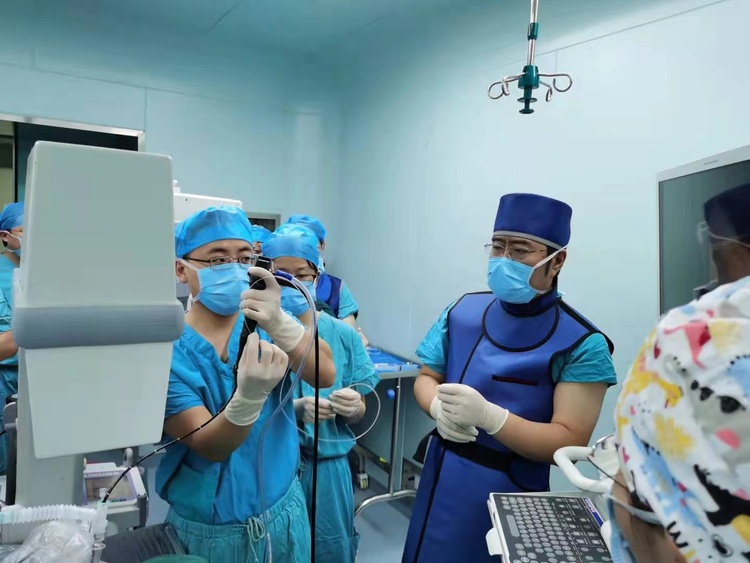 西安市儿童医院胸外科主任杨晔：24年的外科“老手”与48岁的新手父亲_fororder_微信图片_20211124160956