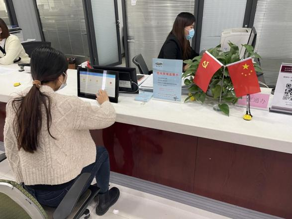 【原创】“监督卡”进大厅 枣庄市山亭区将政务服务置于监督之下_fororder_图片1