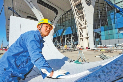 郑州南站“鹤羽”凌空 站房建设进入全面冲刺阶段