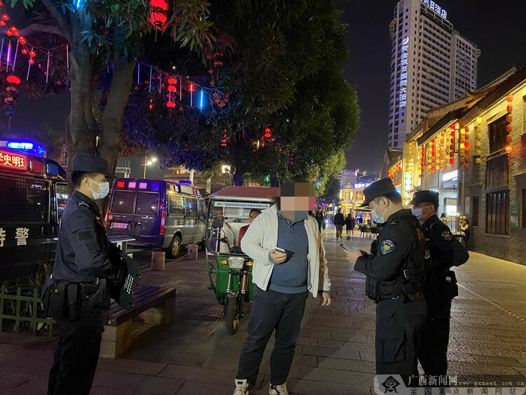 南宁：增强群众夜间出行安全感 警察警灯街面常驻