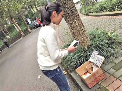 大学生在校内设无人售货纸箱:同学均自觉付款