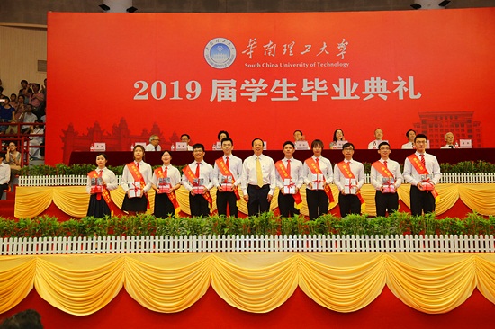 图片默认标题_fororder_章熙春书记向志愿服务西部及赴基层就业的毕业生代表赠送纪念品。图片由华南理工大学提供。.JPG