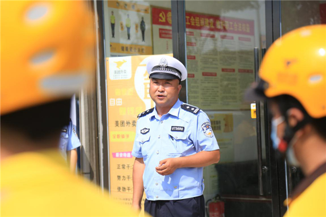 【B 有修改】荆门沙洋数十名外卖、快递骑手当起安全头盔佩戴示范员